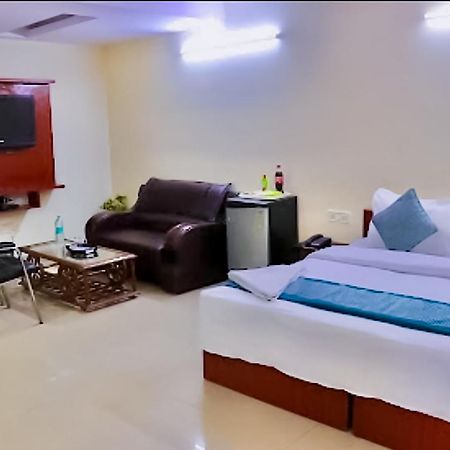 Happy Inn - Near Saket Metro นิวเดลี ภายนอก รูปภาพ